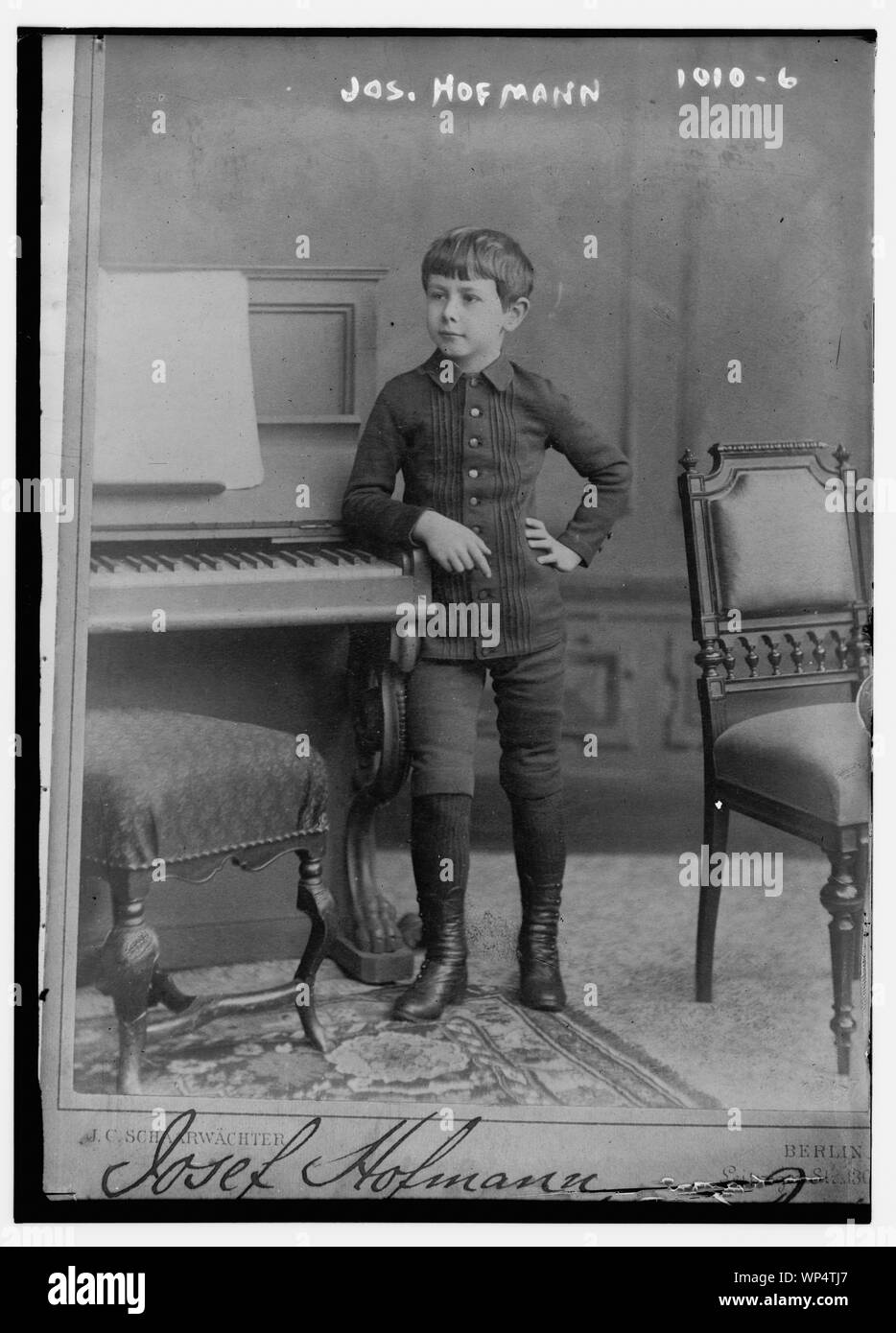 Josef Hofmann in piedi accanto al pianoforte, da Julius Schaarwächter Cornelio, Berlino / J.C. Schaarwachter Foto Stock