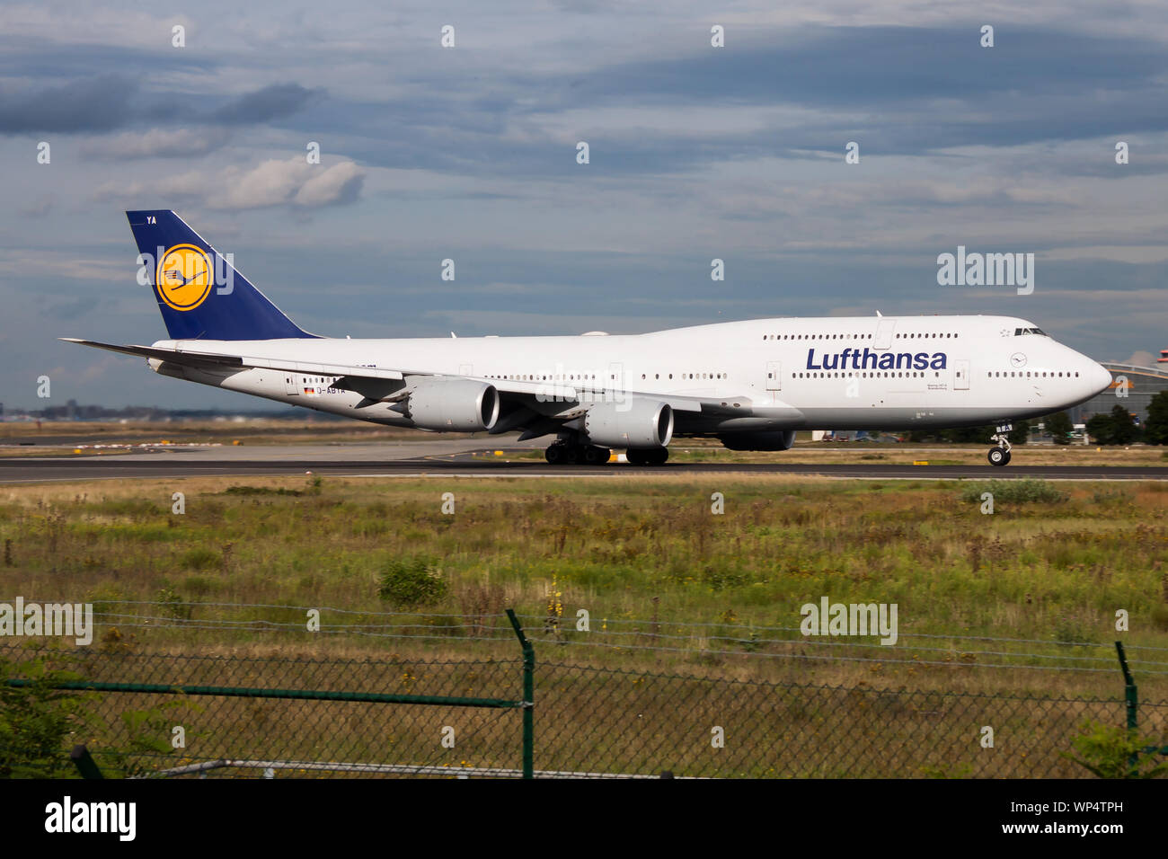 Francoforte / GERMANIA - Agosto 16, 2014: Lufthansa Boeing 747-8 D-ABYA aereo passeggeri in partenza dall'aeroporto di Francoforte Foto Stock