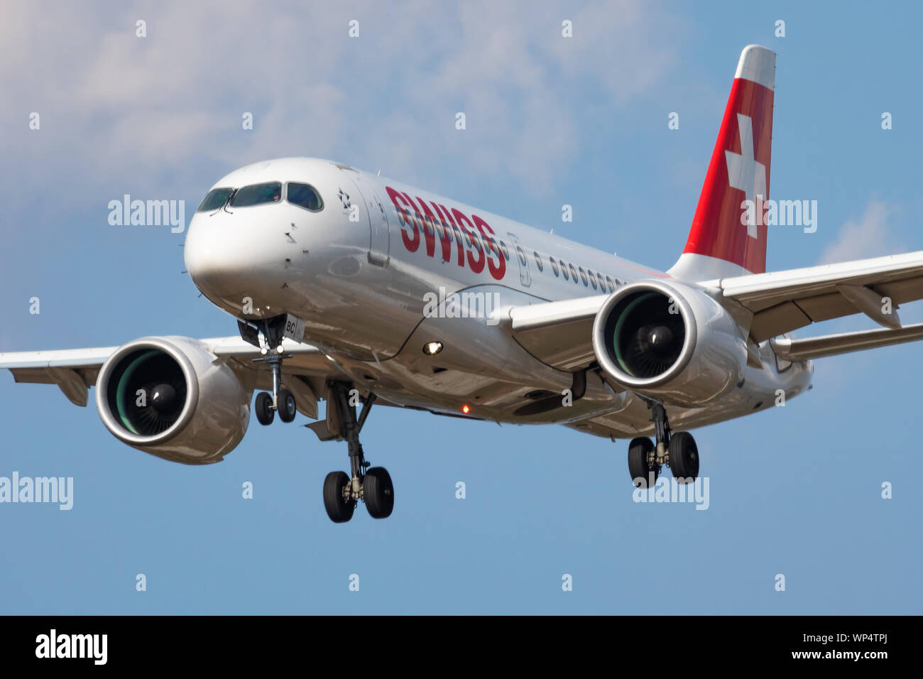 Londra / Regno Unito - Luglio 14, 2018: Swiss International Airlines Airbus A220-100 HB-JBC aereo passeggeri l'atterraggio all'Aeroporto di Londra Heathrow Foto Stock