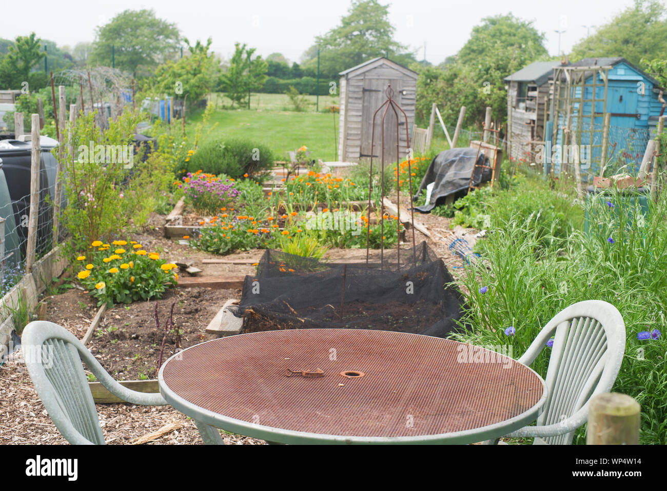 Tavolo e sedie su un riparto Foto Stock