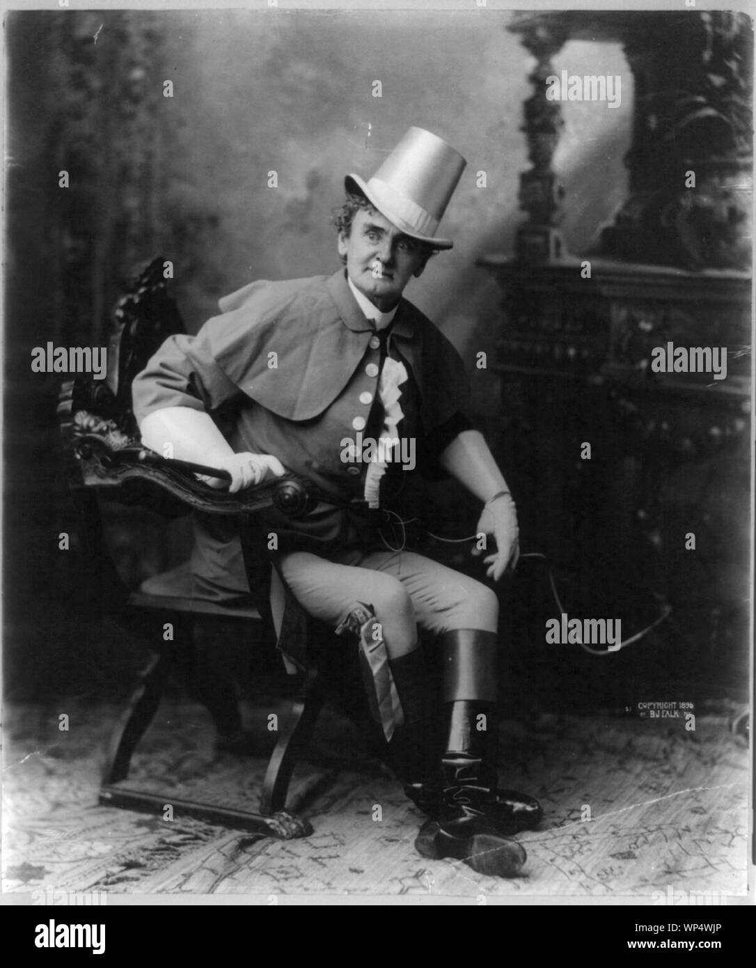 Joseph Jefferson, 1829-1905, a piena lunghezza, seduto, rivolta leggermente a destra; indossando il costume teatrale come Rip Van Winkle Foto Stock