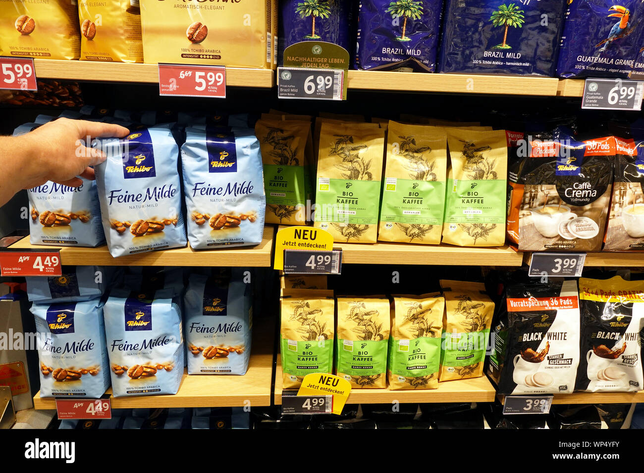 La selezione di caffè in un supermercato Foto Stock