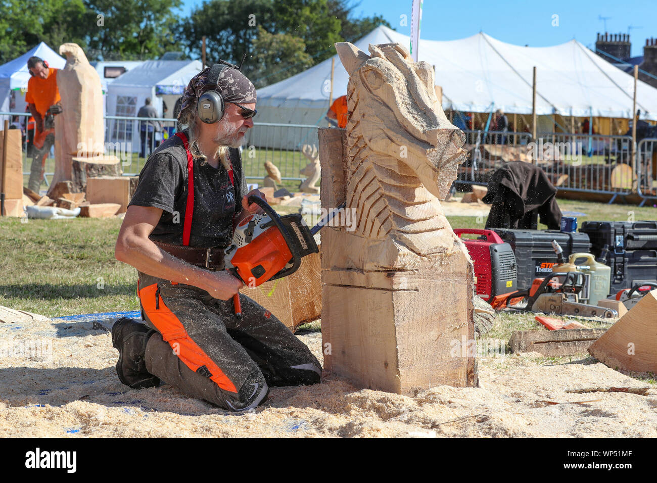 Beith, Ayrshire, Regno Unito. 07 settembre 2019. La seconda Chainsaw arte concorso si è tenuto in Beith, North Ayrshire attirando 12 dei migliori acclamato internazionalmente chainsaw artisti in competizione per rendere migliori e più impressionanti illustrazioni 3D da un tronco di albero utilizzando solo motoseghe di varie dimensioni. Le opere iscritte gufi, una nana, un cavallo e un aquila e la loro abilità e velocità attratto folle di spettatori ha colpito. Immagine di Dave Roberts da North Ayrshire consiglio. Credito: Findlay/Alamy News Foto Stock