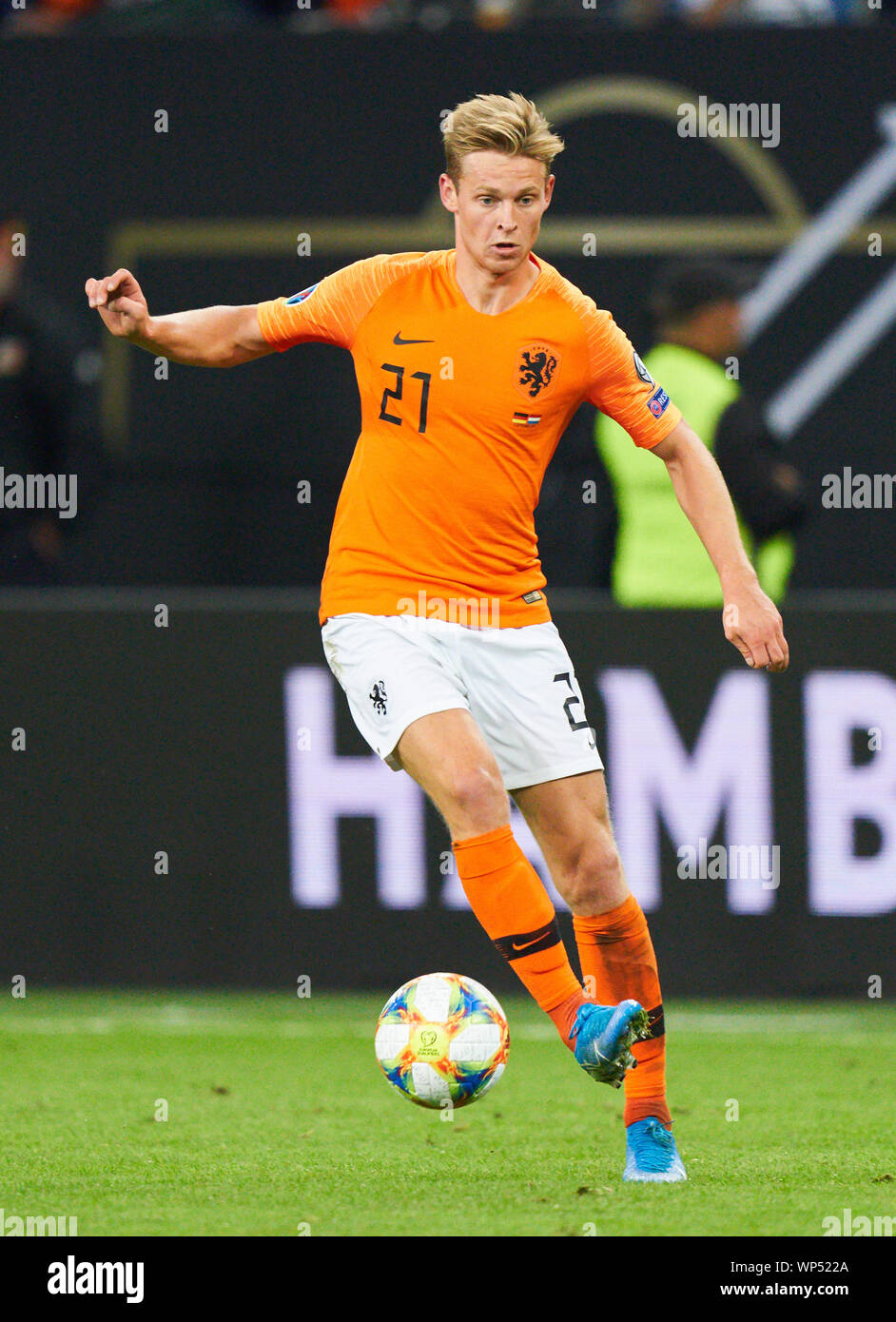 Amburgo, Germania. 06 Sep, 2019. Frenkie DE JONG, NL 21 rigidi, controlla la sfera, azione, full-size, azione unica, einzelaktion, con sfera, corpo pieno, figura intera, intaglio, scatti singoli, trattamento sferico, pick-up, testata, tagliate, einzelaktion, GERMANIA - PAESI BASSI 2-4 Football Euro 2021 qualifica stagione 2019/2020, EM-Qualifikation Gruppo C ad Amburgo in Germania, Settembre 06, 2019. © Peter Schatz / Alamy Live News Foto Stock