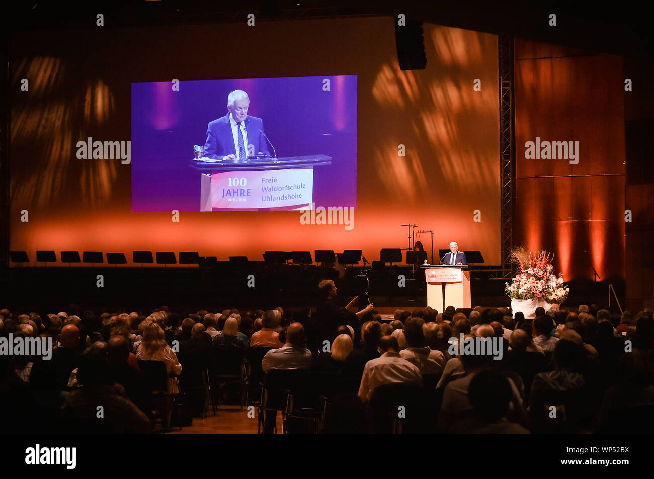 Stuttgart, Germania. 07Th Sep, 2019. Fritz Kuhn (verdi), Sindaco di Stoccarda, parla nella Liederhalle in occasione delle celebrazioni per i 100 anni del Waldorf School. La Freie Waldorfschule sul Uhlandshöhe è, secondo le proprie informazioni, la scuola più antica nel mondo a 100 anni di età. Inizialmente era stato portato dagli Austriaci R. Steiner (1861-1925). Steiners insegnamento si distingue per l'orientamento delle persone verso i propri punti di forza. (A dpa 'Primo Ministro festeggia il centesimo compleanno di The Waldorf School') Credito: Ferdinando Iannone/dpa/Alamy Live News Foto Stock