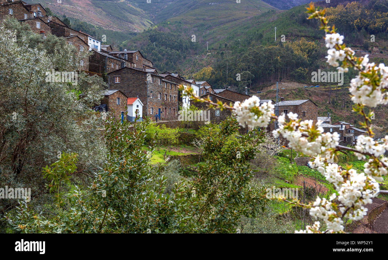 Vista sul villaggio di Piodao, Portogallo Foto Stock