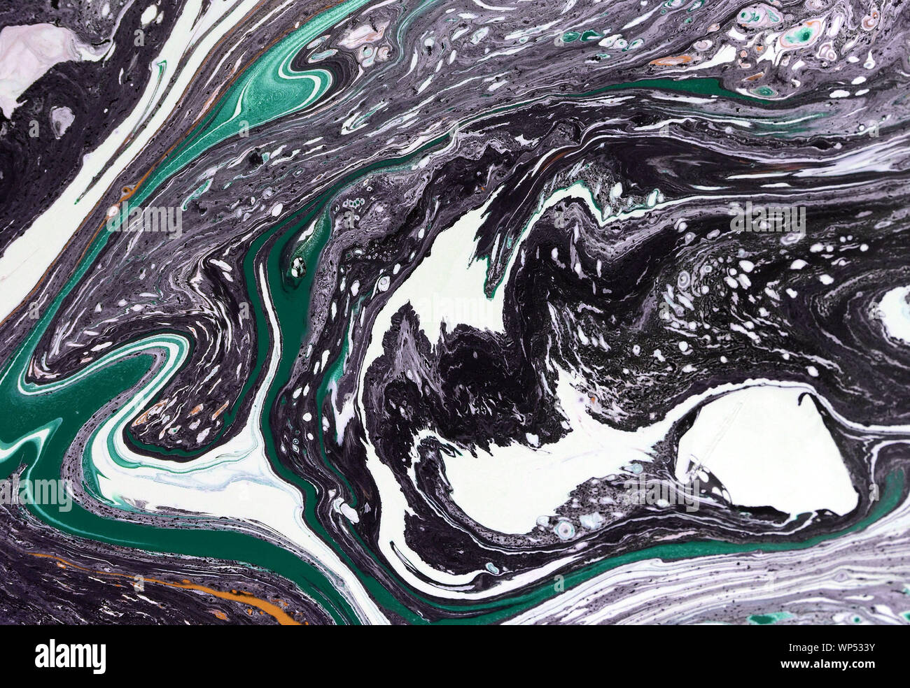 Abstract grungy verde lime, luce blu e grigio scuro colorato disegnato a mano olio acrilico macchie di vernice con macchie, strisce curve e macchie su tela tex Foto Stock