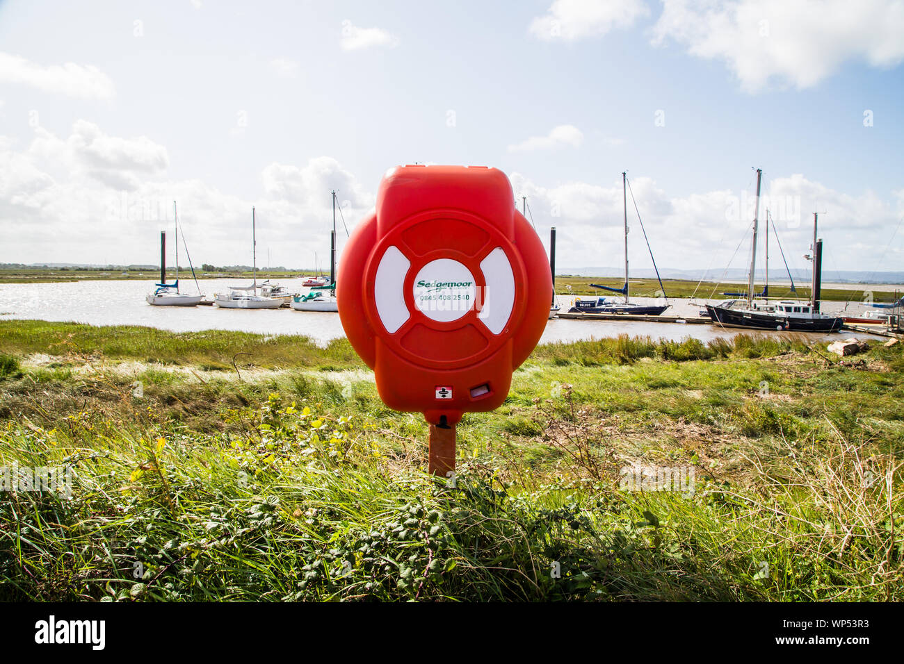 Salvagente e barche a Burnham on sea Marina, Somerset REGNO UNITO Foto Stock