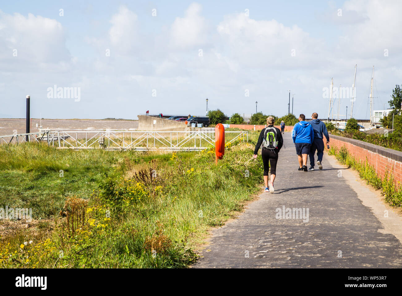 Una donna e due maschi a piedi lungo un sentiero natura sentiero a Burnham on sea, Somerset, Regno Unito Foto Stock