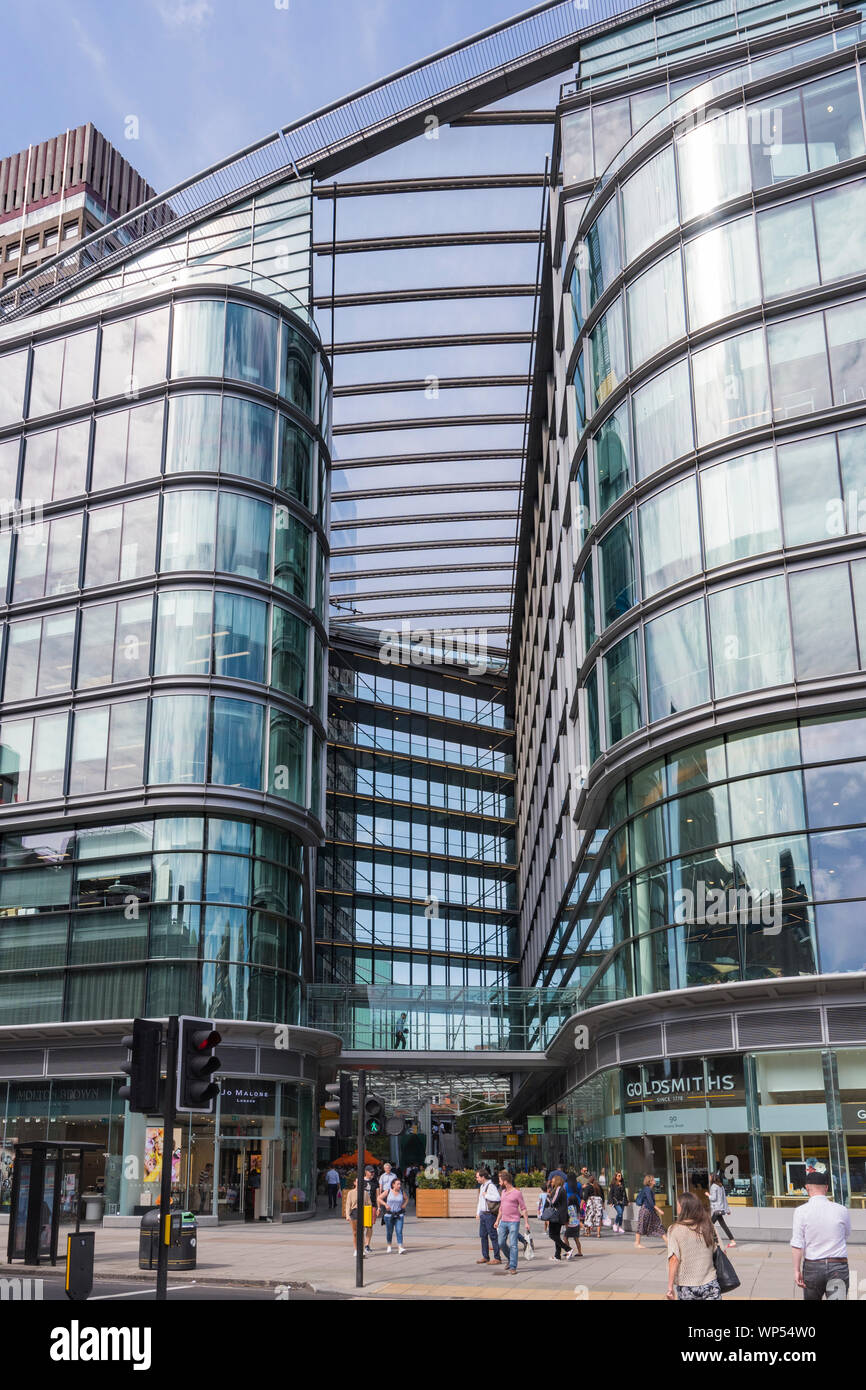 Il Cardinale Place Shopping Center & Office block, un edificio moderno dal 2005 in Victoria Street, Westminster, Londra, Inghilterra, Regno Unito. Foto Stock