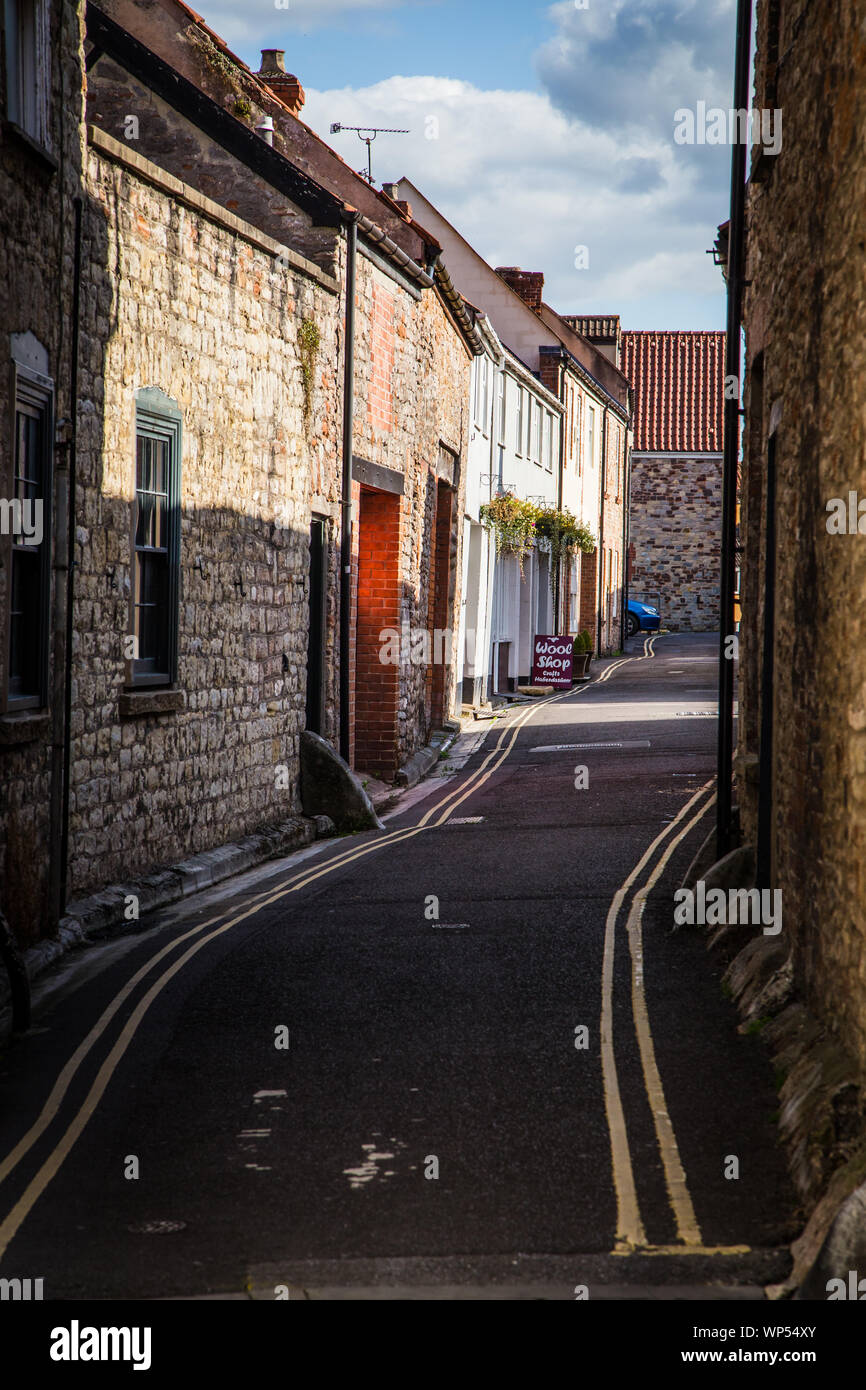 Una strada stretta in wells somerset con un negozio di lana di segno Foto Stock