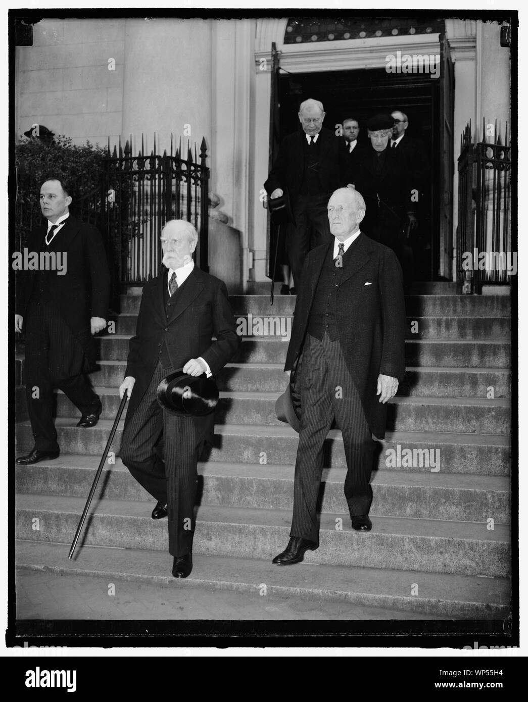 I giudici ai funerali dei servizi per i defunti Corte suprema di Marshall. Washington, 28 aprile. Il capo di Giustizia Charles Evans Hughes e associare la giustizia James Clark McReynolds lasciando Trinità Santa Chiesa Cattolica oggi dopo che frequentano servizi funebri per il ritardo di Frank il tasto verde, il maresciallo della Corte suprema degli Stati Uniti per l'ultimo 23 anni. Nella parte posteriore si può vedere Associare la giustizia e la Sig.ra Pierce Butler, 4/28/38 Foto Stock