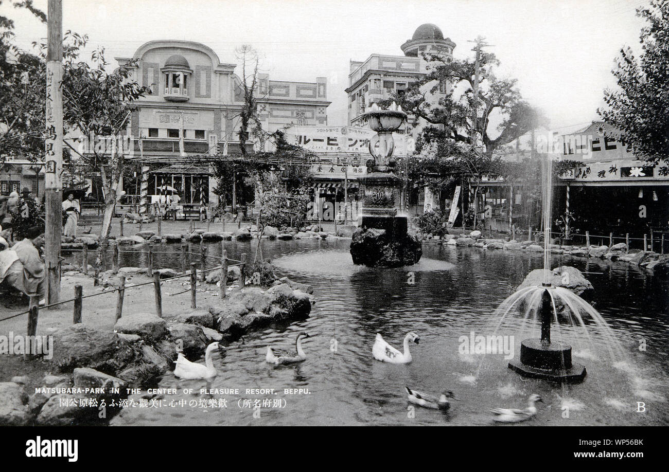 [ 1920s Giappone - Parco in giapponese Spa Resort ] - Matsubara Park di Beppu nella prefettura di Oita, che è famosa per le sue migliaia di onsen (terme). Xx secolo cartolina vintage. Foto Stock