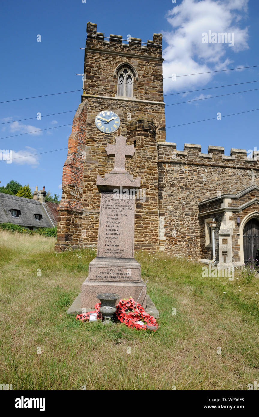 Il Memoriale di guerra , Superiore Gravenhurst, Bedfordshire, riporta i nomi di 9 uomini caduti durante 1914-1918, e 2 nomi da giornate mondiali della II Guerra Foto Stock