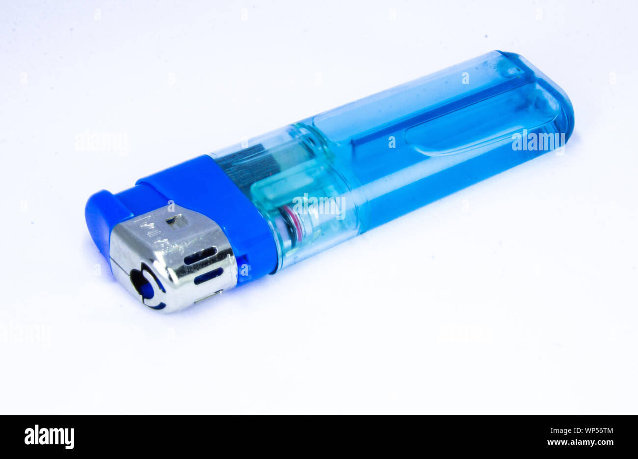 In plastica rosso accendino a gas. Accendino a gas isolato su sfondo bianco. Closeup shot, vista dall'alto Foto Stock