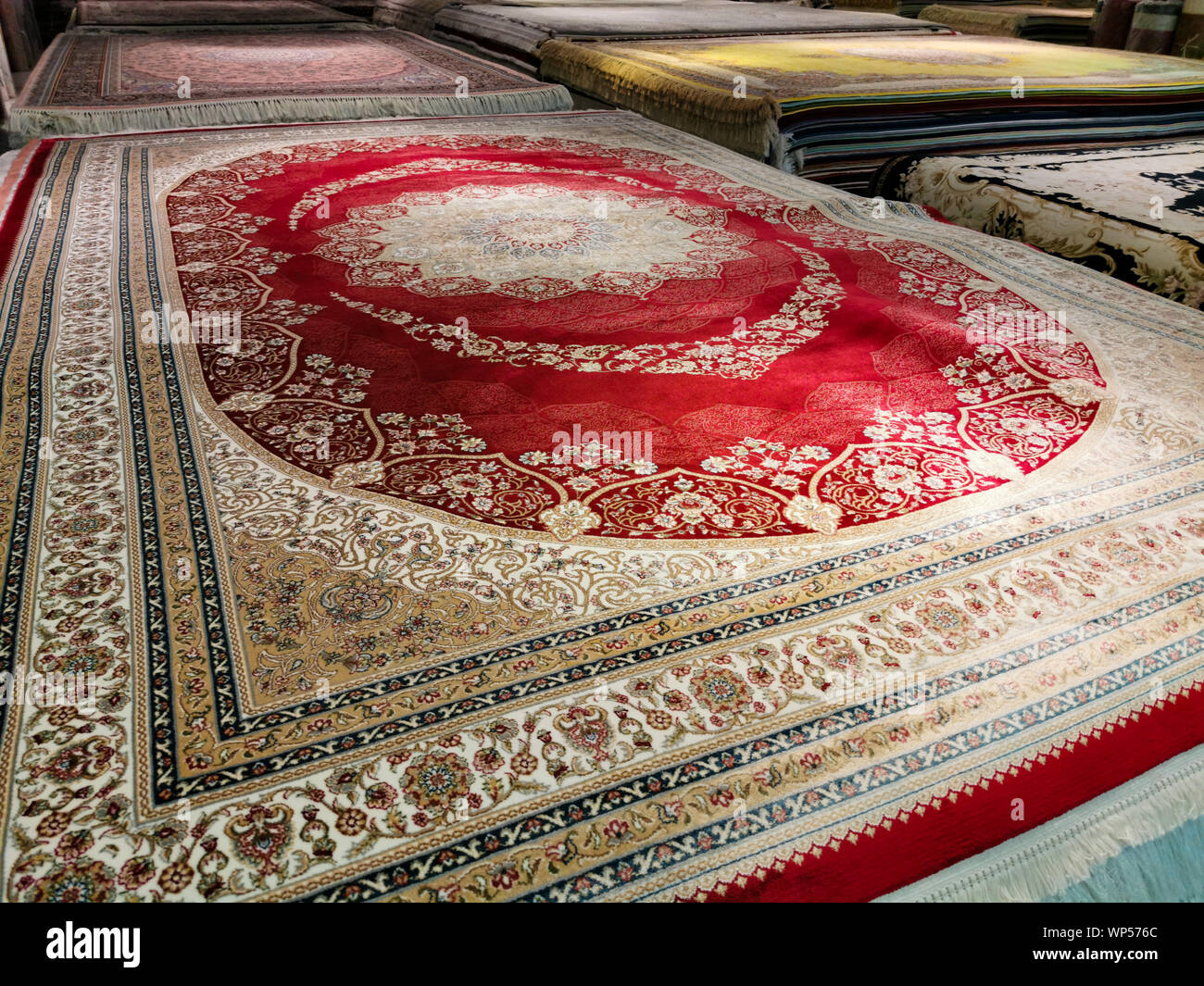Variopinti tappeti persiani o tappeti e tappetini a visualizzare ina shop  Foto stock - Alamy