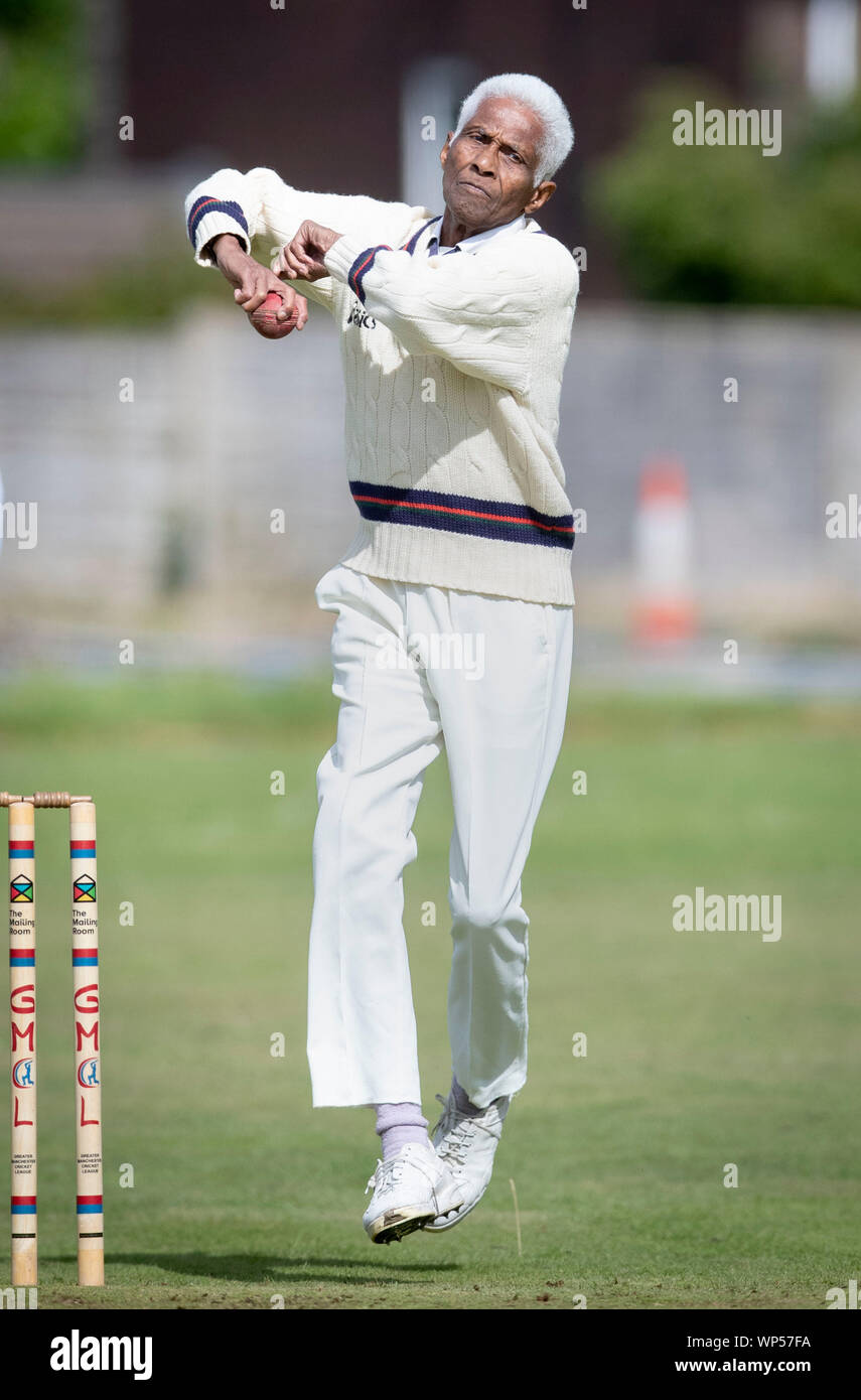 Cecil Wright, che ha 85 anni, gioca a bocce durante un riscaldamento prima di giocare la sua ultima partita di cricket competitivo all'Uppermill Cricket Club di Oldham. Foto Stock