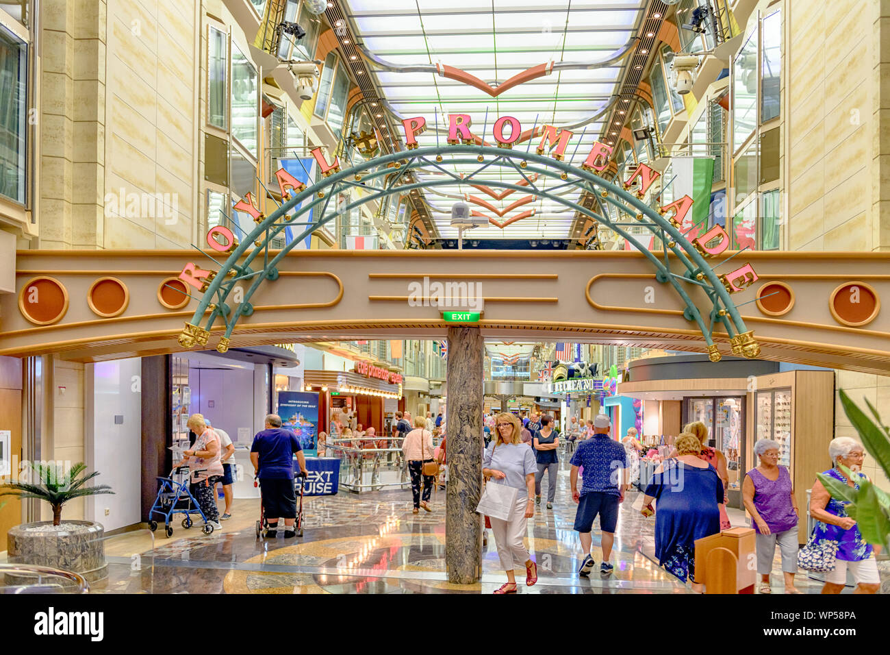 Indipendenza del mare passeggiata reale un ponte dove la maggior parte dei negozi e bar sono Royal Caribbean nave da crociera Indipendenza dei mari Foto Stock