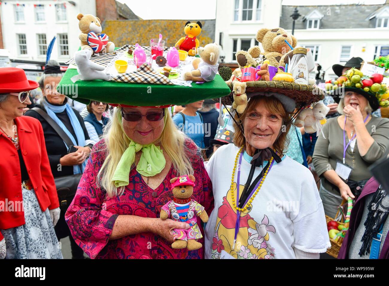 Bridport, Dorset, Regno Unito. Il 7 settembre 2019. Due signore con orsetti di peluche cappelli picnic a Bridport Hat festival in Dorset Picture Credit: Graham Hunt/Alamy Live News Foto Stock