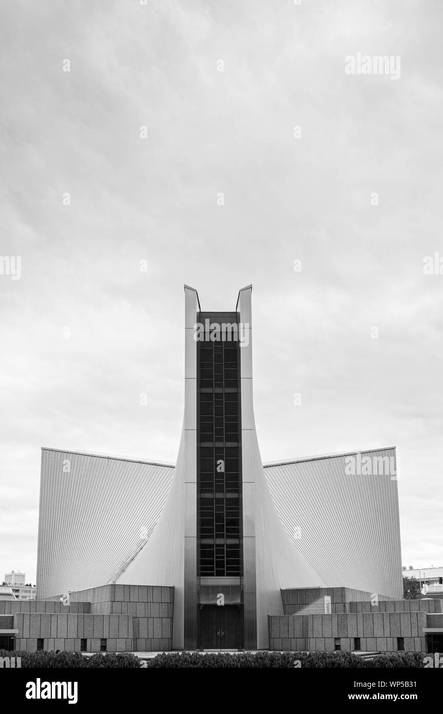 Dic 5, 2019 Tokyo, Giappone - Tokyo Santa Maria la Chiesa Cattedrale di architettura moderna e tetto in metallo con bella pendenza sotto cielo nuvoloso. Progettato da Kenzo Foto Stock