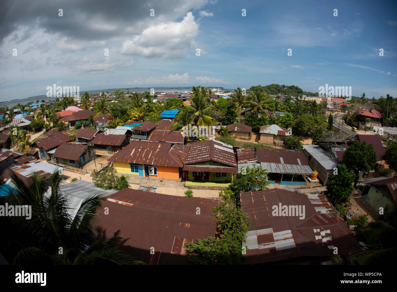 Baracche con tetti in lamiera, Sorong, Papua occidentale, in Indonesia Foto Stock