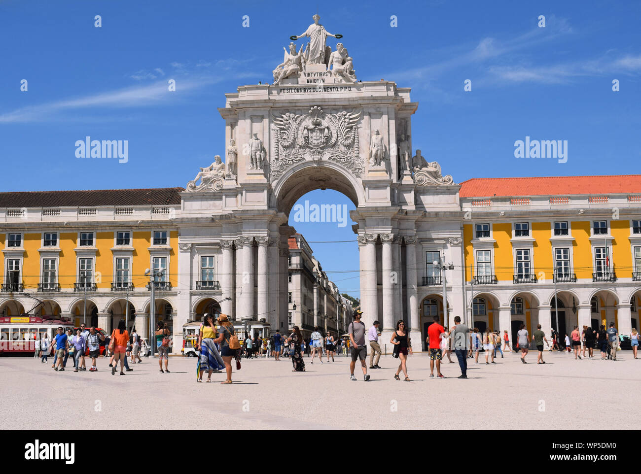 Una vista di Lisbona dell'Arco de Rua Augusta preso mentre in piedi in piazza commerciale, noto come Praça do Comércio o Terreiro do Paço in portoghese Foto Stock