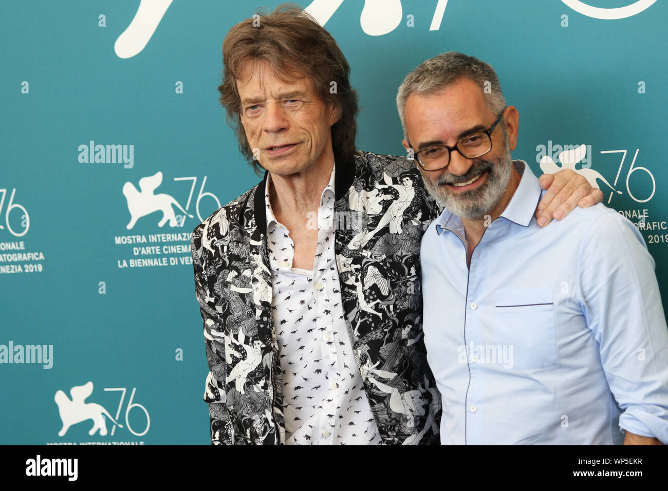 L'Italia, Lido di Venezia, 7 Settembre 2019 : Mick Jagger, frontman dei Rolling Stones rock band, con il direttore Giuseppe Capotondi, assiste la foto Foto Stock