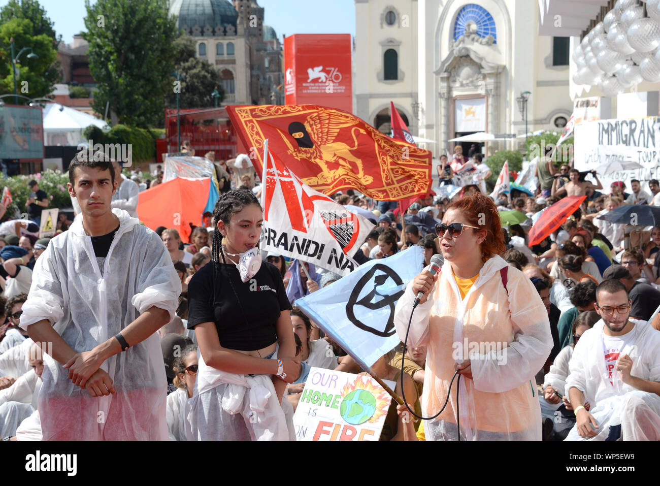 Venezia, Italia - 07 September, 2019. Persone occupano il tappeto rosso durante una manifestazione contro il cambiamento climatico, prima della cerimonia di premiazione del Festival di Venezia al Palazzo del Cinema su Settembre 07, 2019 a Venezia, Italia. © Andrea Merola/risveglio/Alamy Live News Foto Stock