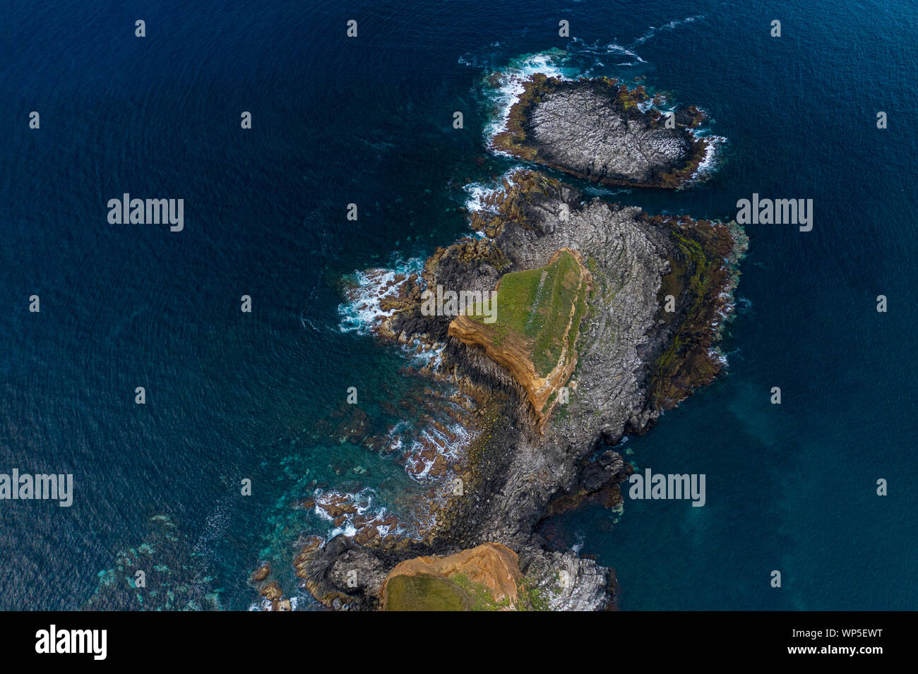 La Ponta das Contendas Faro (Portoghese: Farol da Ponta das Contendas) faro è situato lungo il promontorio di Contendas, nel civile pa Foto Stock