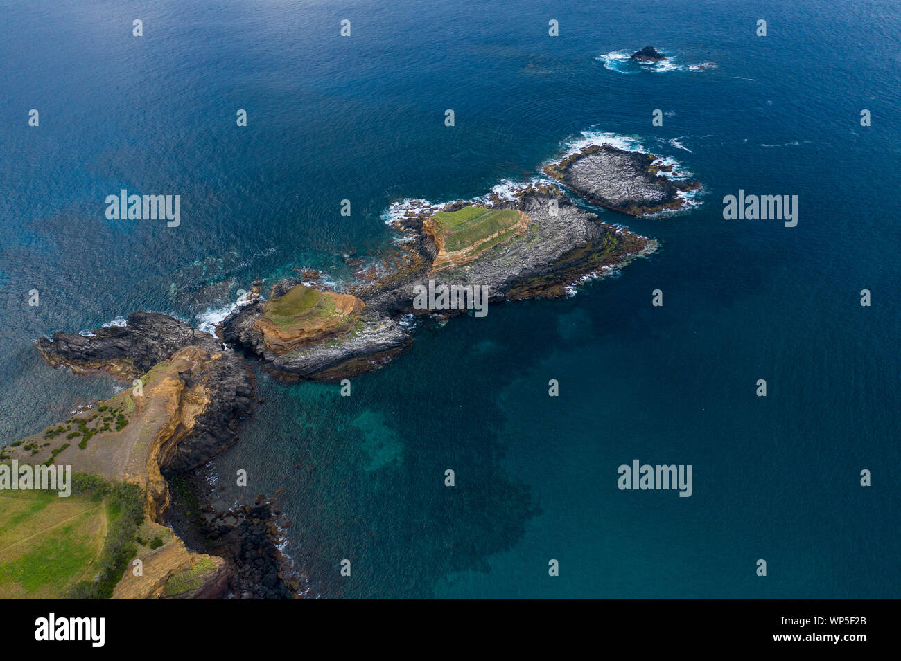 La Ponta das Contendas Faro (Portoghese: Farol da Ponta das Contendas) faro è situato lungo il promontorio di Contendas, nel civile pa Foto Stock