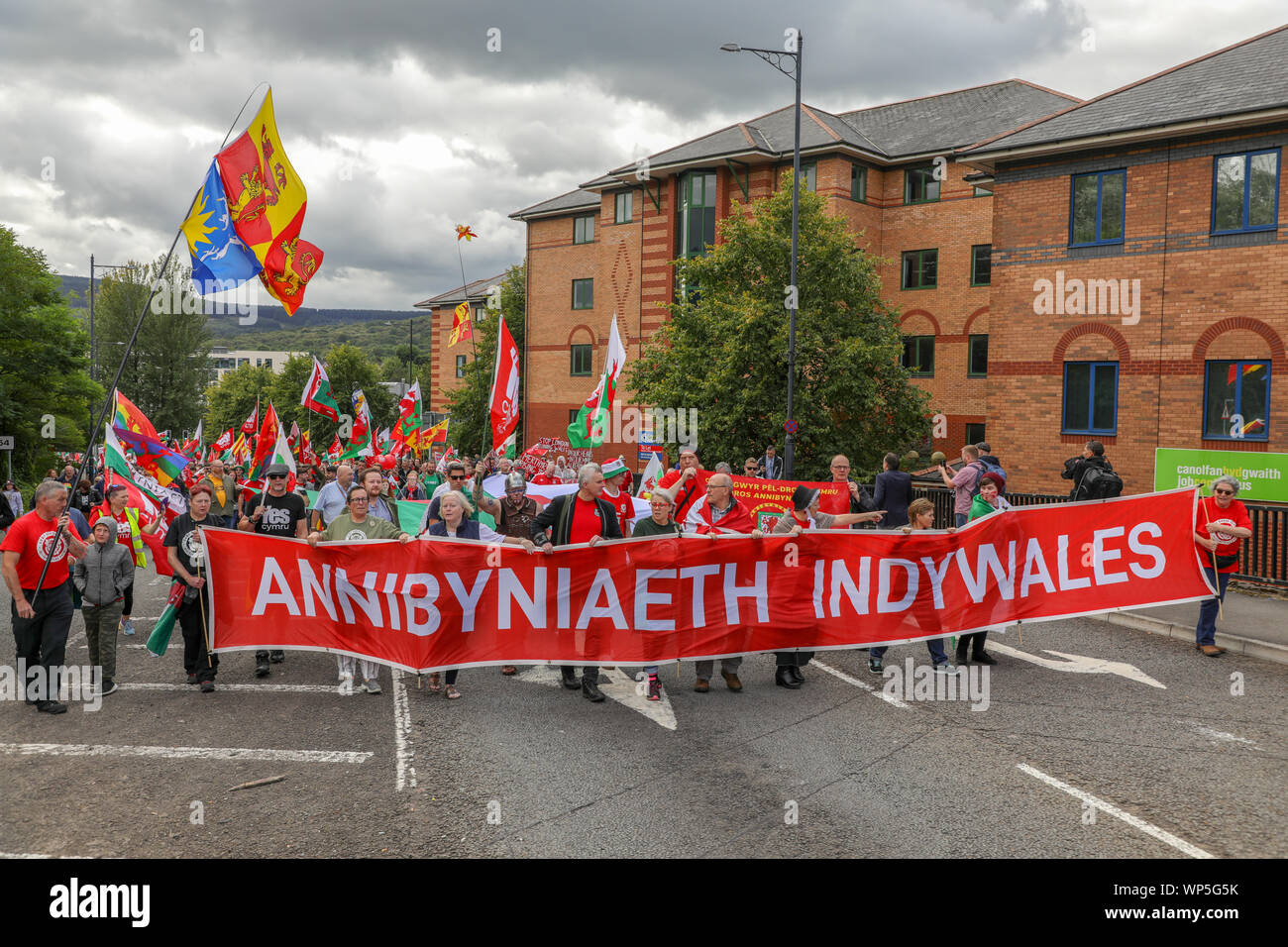 Merthyr Tydfil, Wales, Regno Unito. 7 Sep, 2019. Il Galles pro-indipendenza marzo a Merthyr Tydfil, una stima di 5200 persone hanno marciato attraverso il centro di Merthyr Tydfil seguita con interventi guidati da ex calciatore gallese Neville Southall, e commentatore sportivo ed ex internazionale di rugby player, Eddie Butler. Credito: Haydn Denman/Alamy Live News Foto Stock