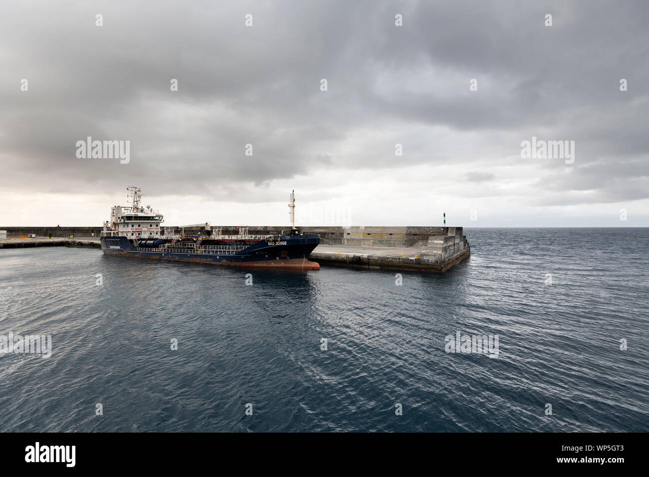 Peschereccio denominato Sao Jorge di Transinsular nel porto di Sao Roque, isola Pico. Questo servizio comprende il settimanale di trasporto di contenitori, veicoli e Foto Stock