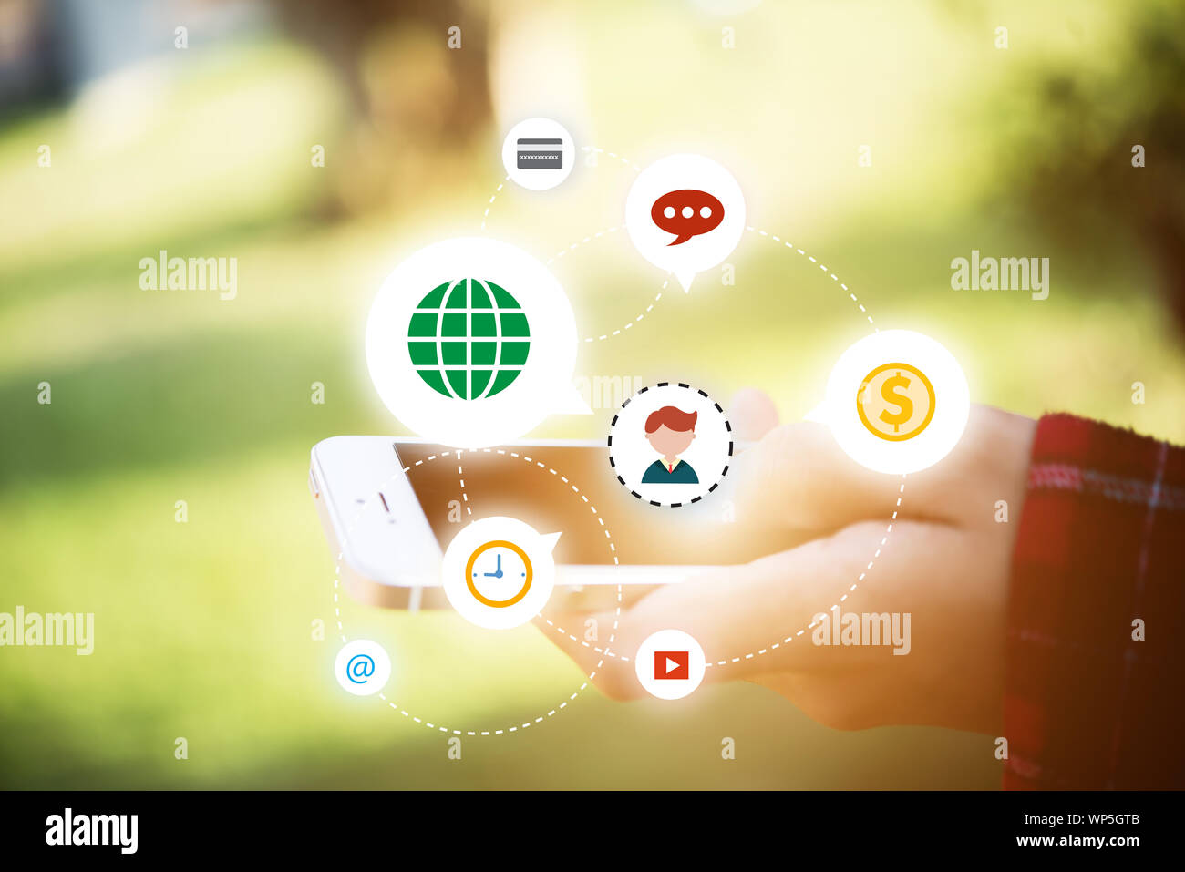 Donna di mano azienda mobile smart phone con icona di comunicazione sullo schermo. Foto Stock