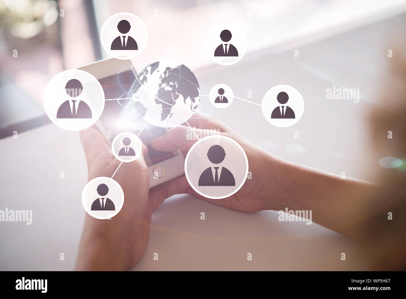 Il futuristico smart phone e il collegamento del mondo la gente. Rete e concetto tecnologico. Foto Stock