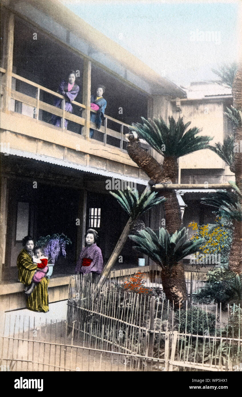 [ 1900 Giappone - la casa e il giardino ] - quattro donne in kimono e acconciature tradizionali presentano in corrispondenza di una grande storia di due casa privata. Xx secolo cartolina vintage. Foto Stock