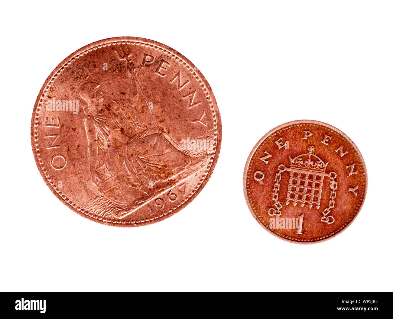 Dalla Regola Britannia per una saracinesca oggetto della difesa. Regno Unito old e new penny monete. Isolato su sfondo bianco. Forse concetto, metafora. Foto Stock