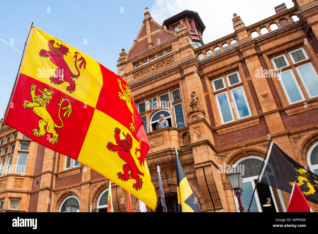 Merthyr Tydfil, Wales, Regno Unito. Il 7 settembre 2019. Commentatore di rugby ed ex RUGBY GALLESE capitano Eddie Butler risolve la folla in marzo per il gallese indipendenza a Merthyr Tudful. Foto Stock