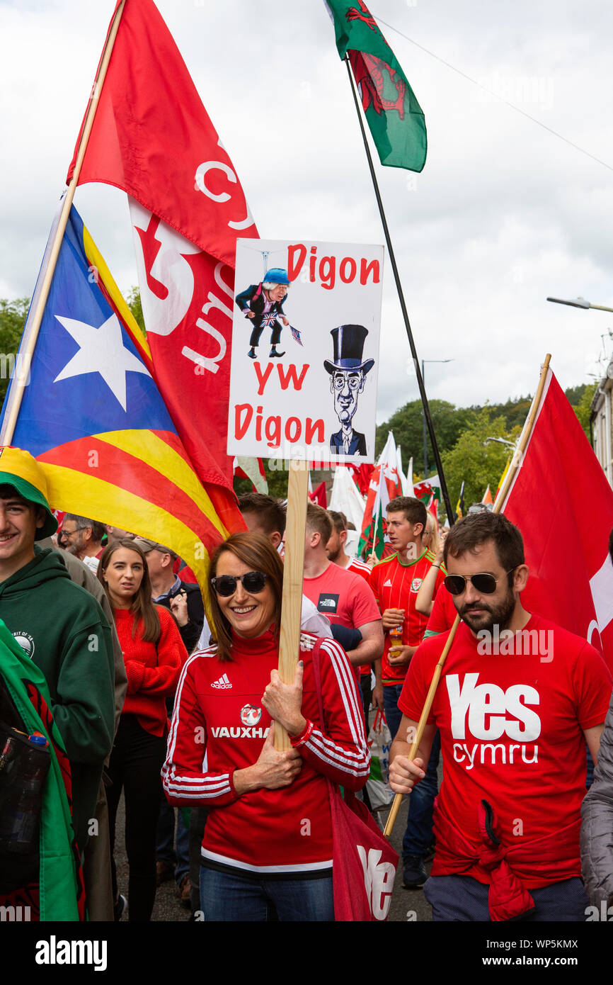 Manifestanti marzo per il gallese indipendenza attraverso le strade di Merthyr Tudful, 7 marzo 2019. Foto Stock