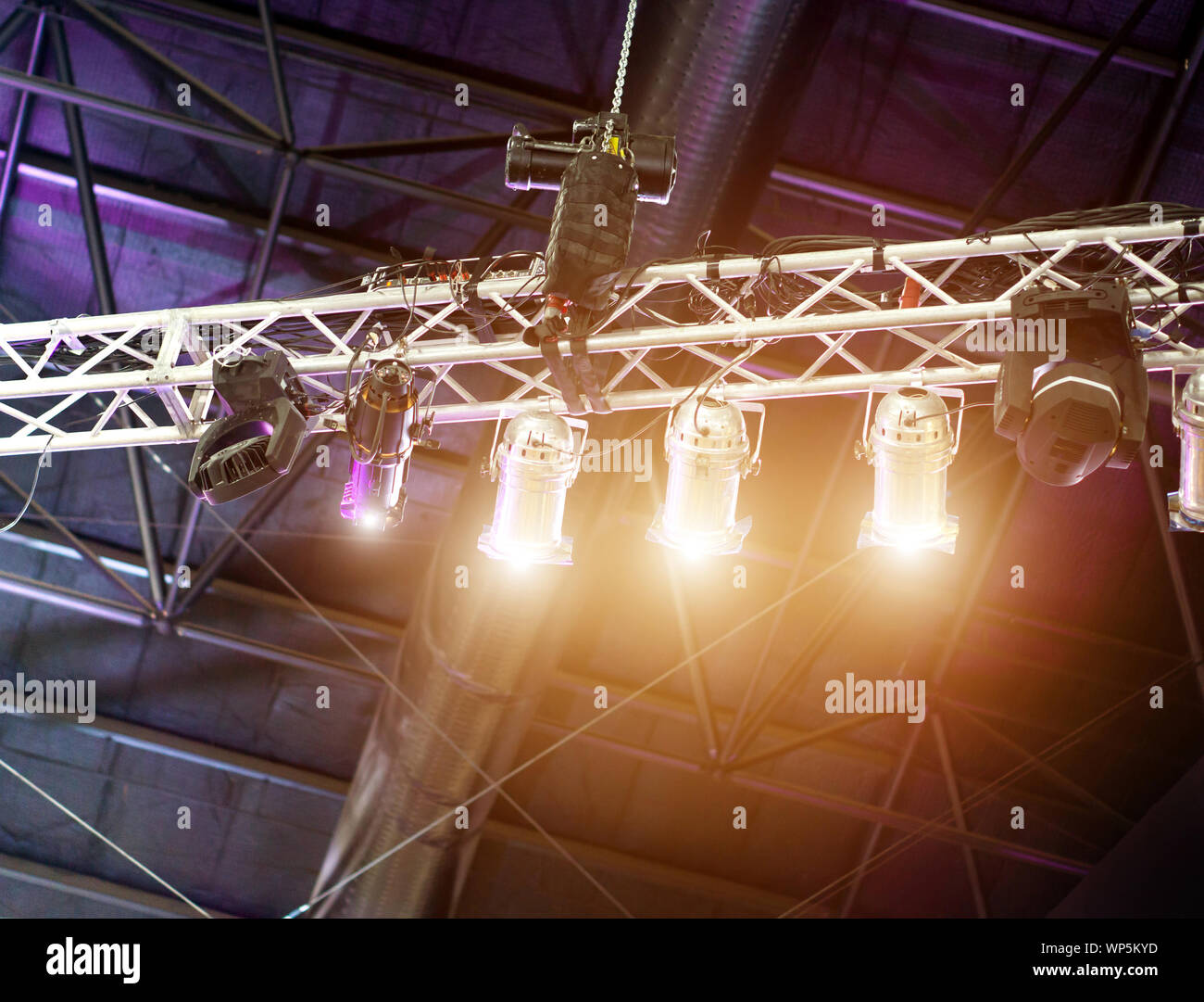 Più le luci a LED apparecchiature su un palcoscenico di un concerto. Foto Stock