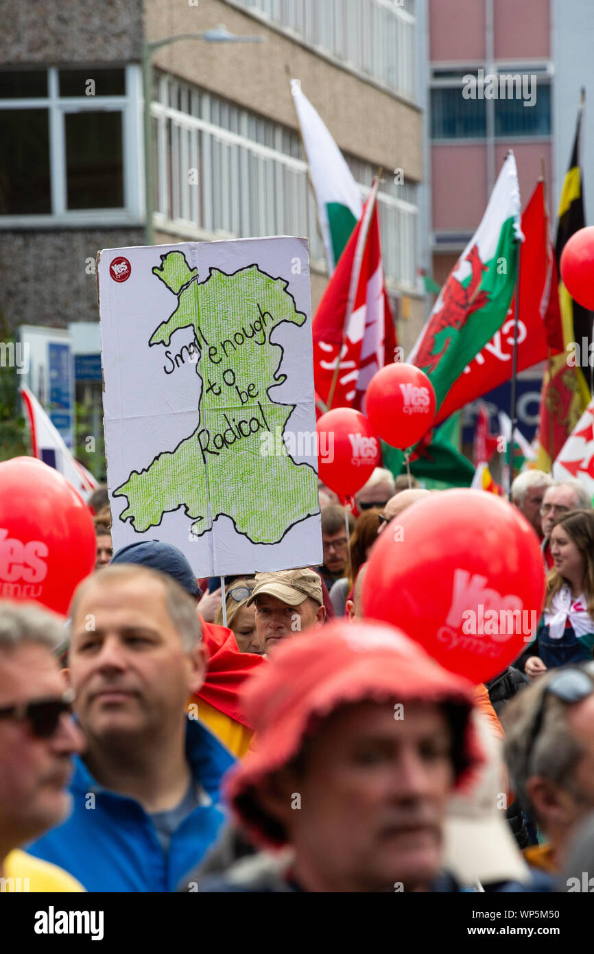 Manifestanti marzo per il gallese indipendenza attraverso le strade di Merthyr Tudful, 7 marzo 2019. Foto Stock