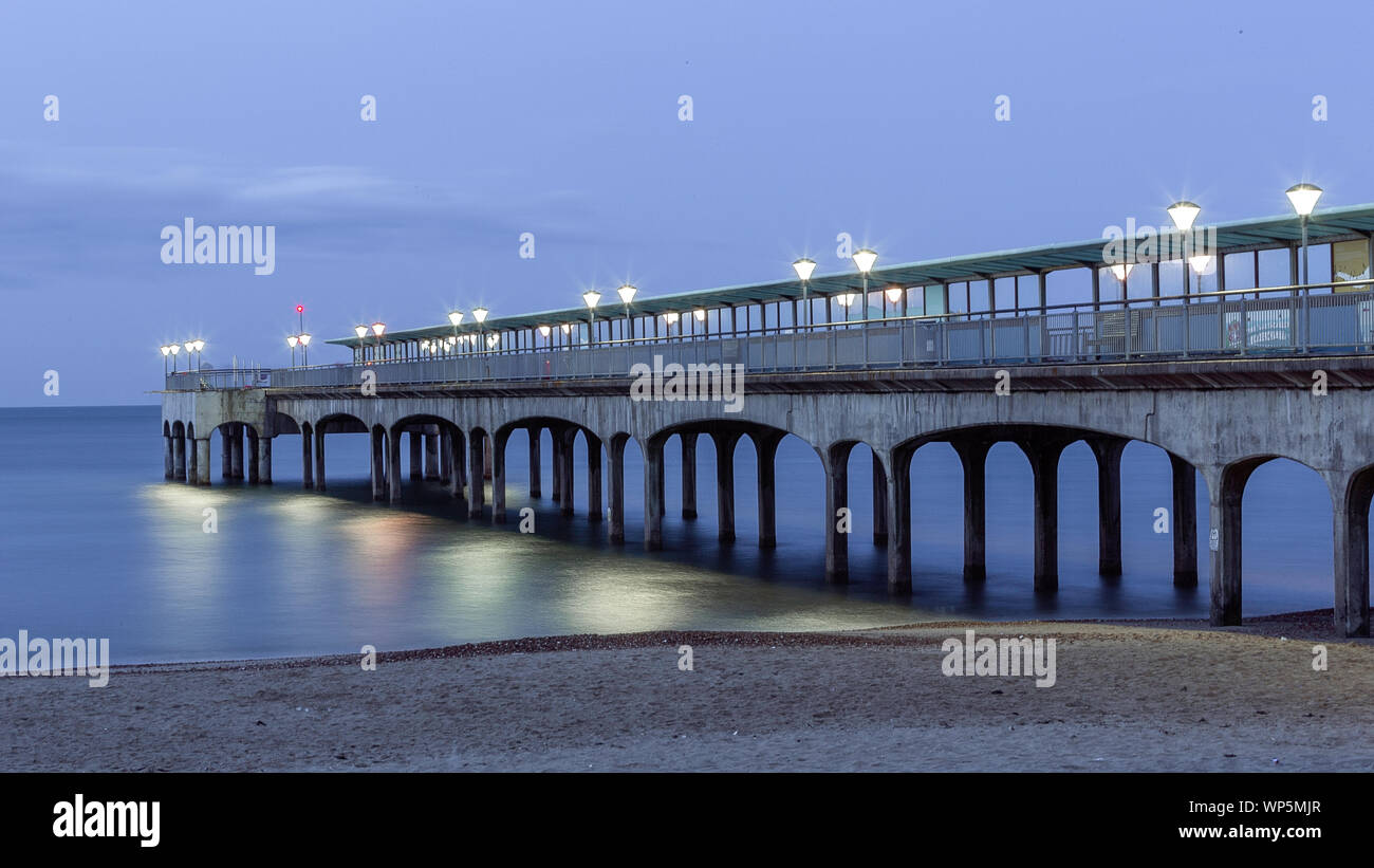 Bournemouth Pier su la mattina presto al mare. Foto Stock