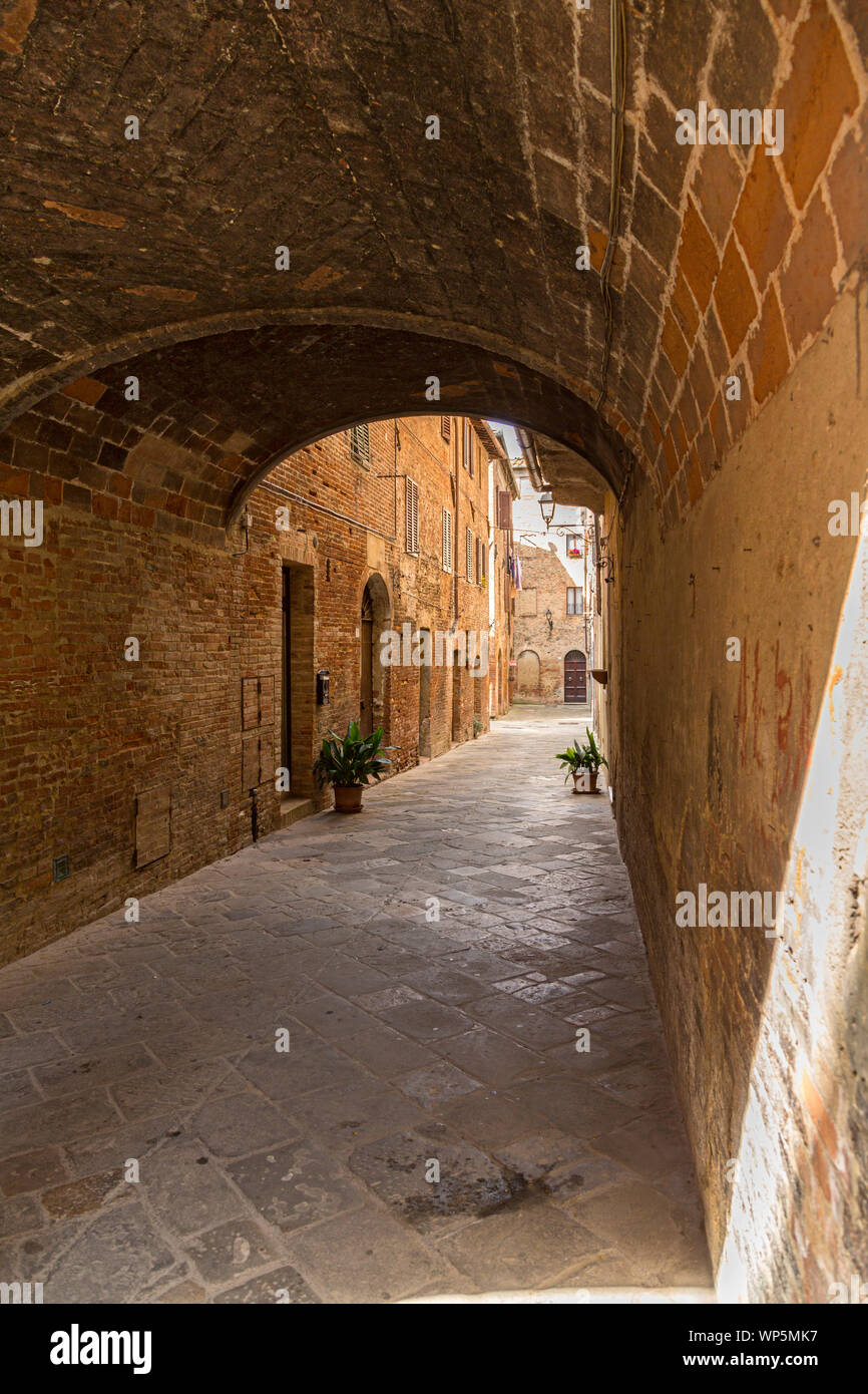 Un tipico vicolo stretto di un villaggio Toscano in Italia Foto Stock