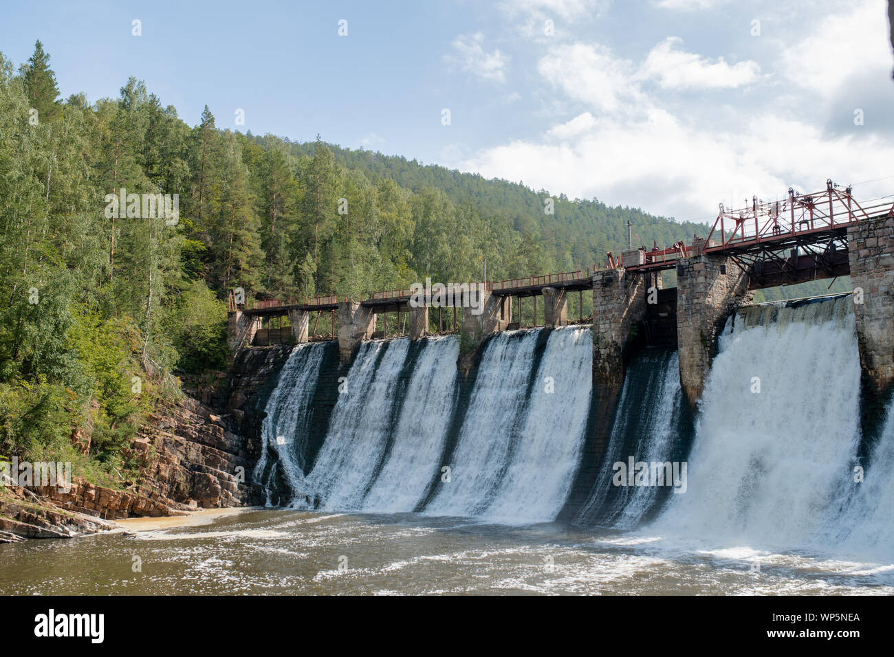 Scena naturale con acqua caduta dall'enorme roccia ponte nel fiume di grandi dimensioni Foto Stock