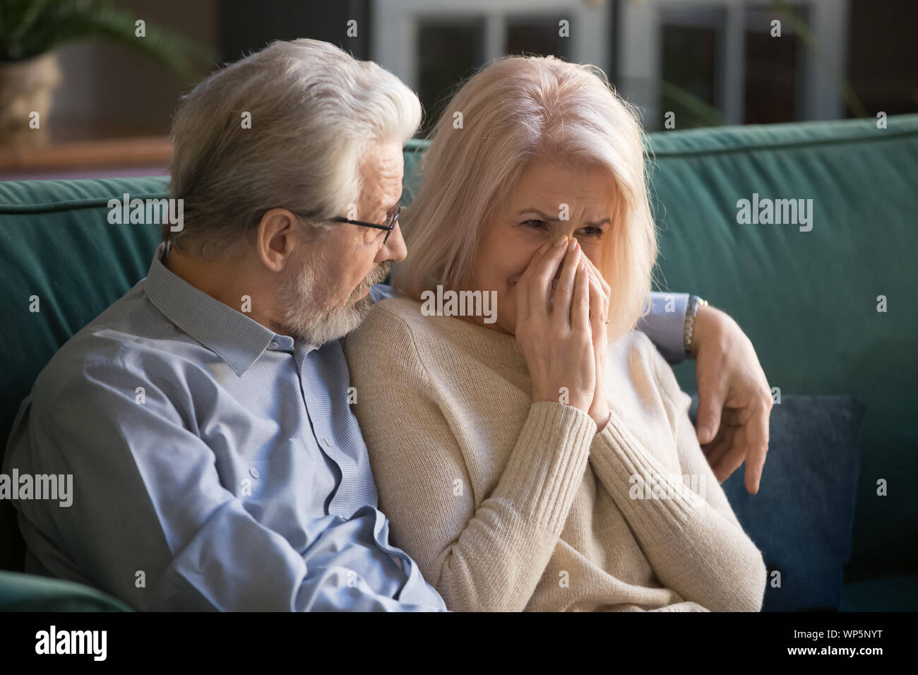 Il sambuco coppia marito grigio di supporto dai capelli moglie a casa. Foto Stock