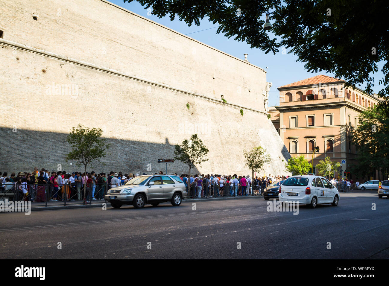 Ita: turisti attendere per l'ingresso al Museo del Vaticano a Roma GER: Touristen warten auf den Eintritt ins Museo Vatikanische nella ROM Foto Stock