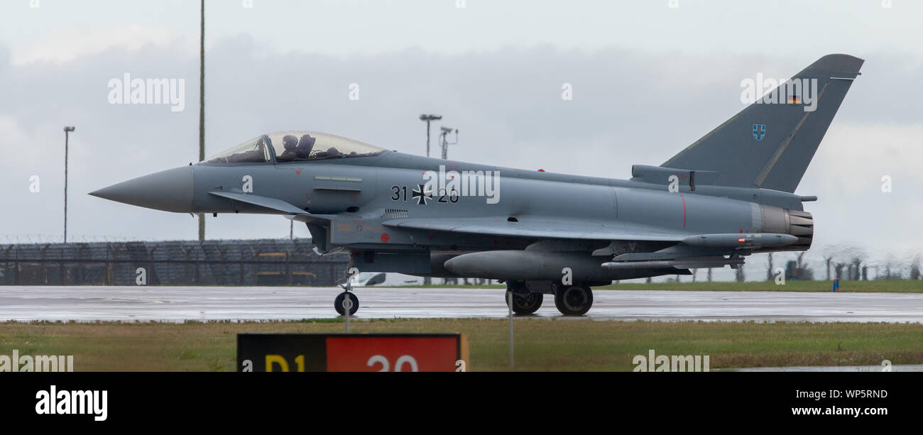 Il tedesco EF2000 Eurofighter Typhoon attende il permesso di decollare in RAF Waddington il 4 settembre 2019. Foto Stock
