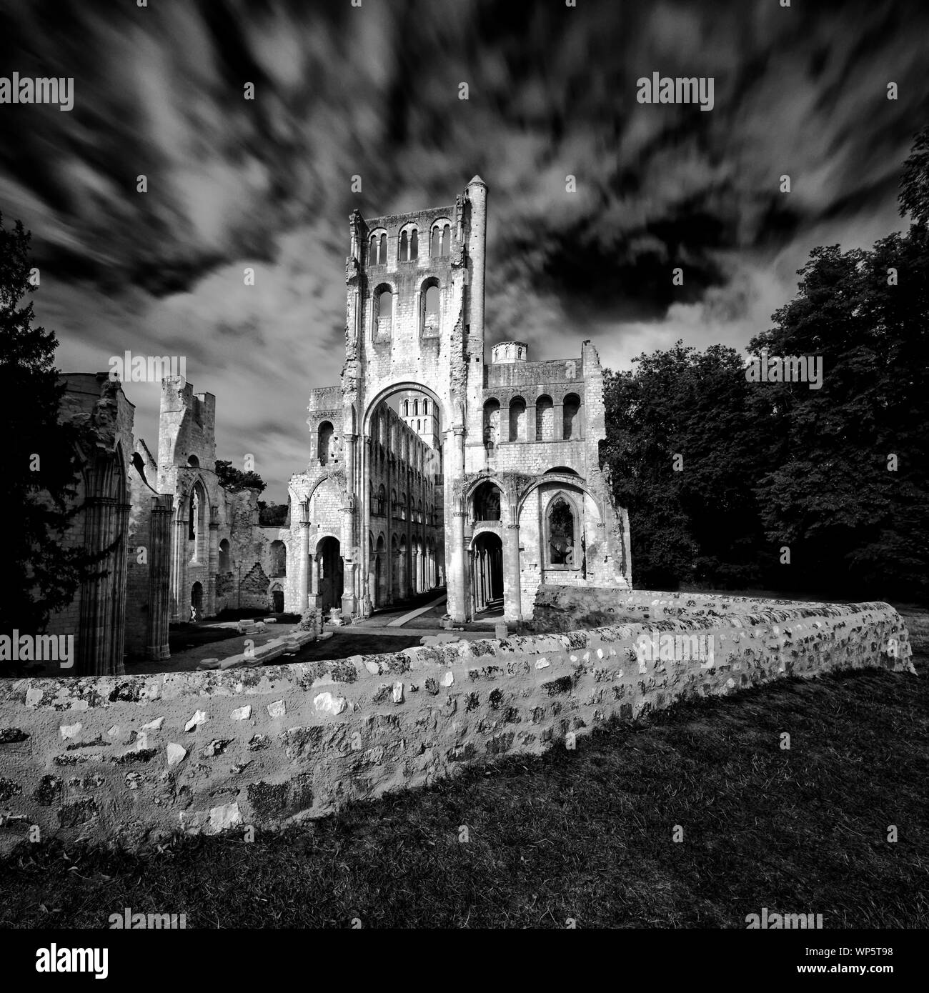 Le rovine della vecchia abbazia e il monastero benedettino di Jumieges in Normandia in Francia Foto Stock