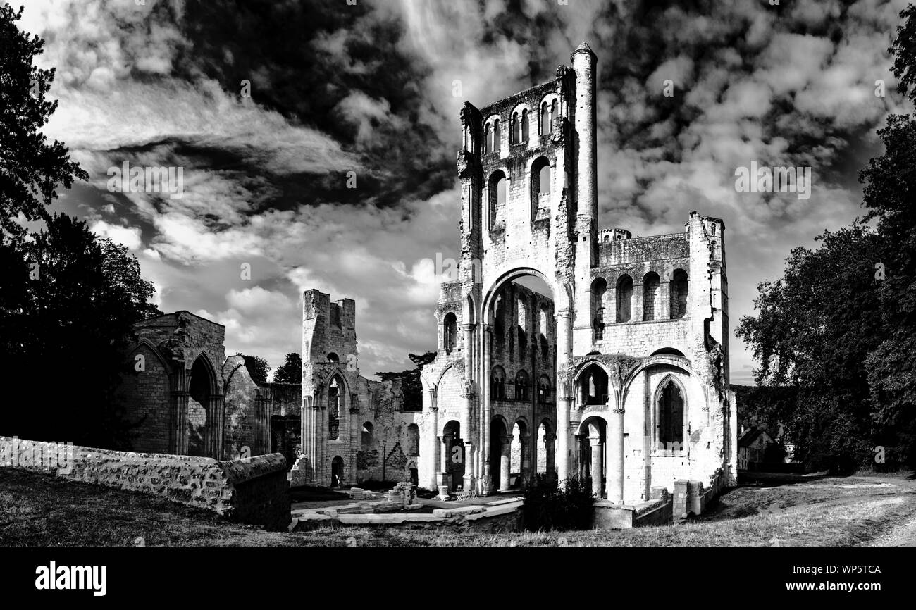 Le rovine della vecchia abbazia e il monastero benedettino di Jumieges in Normandia in Francia Foto Stock