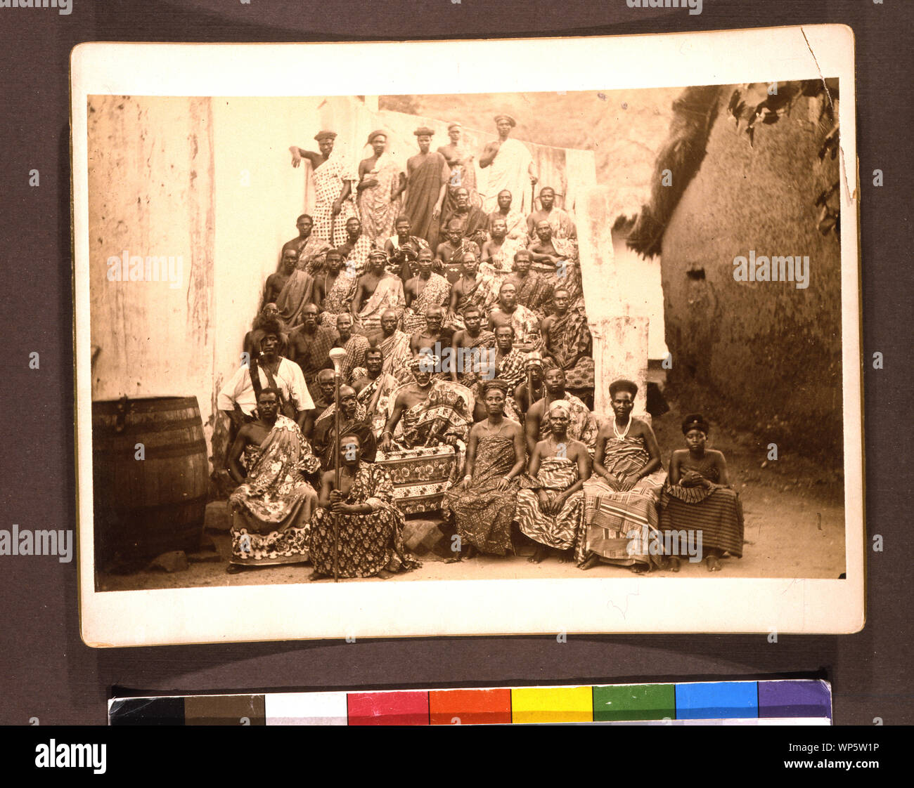 Re Kobina di Elmina e membri di tribù, Ghana Foto Stock