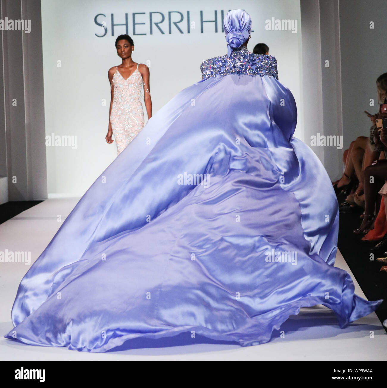 La città di New York, Stati Uniti. 06 Sep, 2019. MANHATTAN, NEW YORK, NEW YORK, Stati Uniti d'America - 06 settembre: modello Halima Aden passeggiate la pista al Sherri Hill NYFW Primavera 2020 Runway show tenutosi a Cipriani 42nd Street il 6 settembre 2019 a Manhattan, New York New York, Stati Uniti. (Foto di Xavier COLLIN/Image Press Agency) Credito: Image Press Agency/Alamy Live News Foto Stock